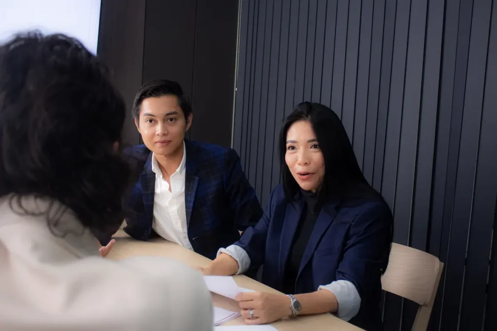 Long-term resident consulting Thai financial advisors about banking options in Thailand