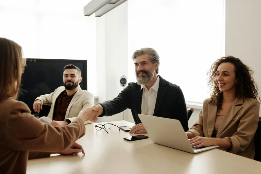 Digital nomad meeting with consultants to discuss alternatives to DTV visa