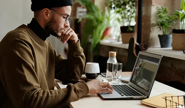 Entrepreneur working in a café, reflecting flexible work options for Thailand Long-Term Resident Visa holders